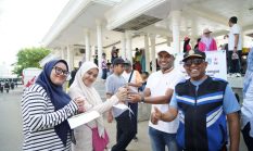 PTPN IV Regional VI dengan Disnaker Kota Langsa Bagi Bubur Gratis Peringati Hari Buruh di Car Free Day