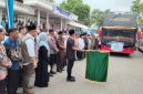 Walikota Langsa, Jeffry Sentana didampingi Kakankemenhaj Kota Langsa, H M Syahrul serta unsur Forkopimda saat melepas 198 Jemaah Calon Haji (JCH) asal Langsa, di Lapangan Merdeka Langsa, Kamis, 7 Mei 2026 petang.