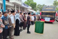 Walikota Langsa, Jeffry Sentana didampingi Kakankemenhaj Kota Langsa, H M Syahrul serta unsur Forkopimda saat melepas 198 Jemaah Calon Haji (JCH) asal Langsa, di Lapangan Merdeka Langsa, Kamis, 7 Mei 2026 petang.