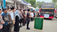 Walikota Langsa, Jeffry Sentana didampingi Kakankemenhaj Kota Langsa, H M Syahrul serta unsur Forkopimda saat melepas 198 Jemaah Calon Haji (JCH) asal Langsa, di Lapangan Merdeka Langsa, Kamis, 7 Mei 2026 petang.