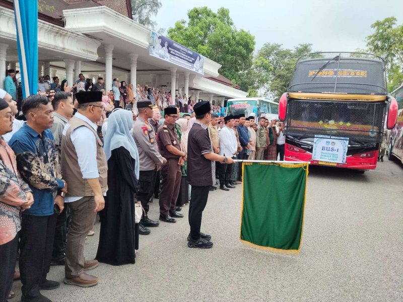 Walikota Langsa, Jeffry Sentana didampingi Kakankemenhaj Kota Langsa, H M Syahrul serta unsur Forkopimda saat melepas 198 Jemaah Calon Haji (JCH) asal Langsa, di Lapangan Merdeka Langsa, Kamis, 7 Mei 2026 petang.