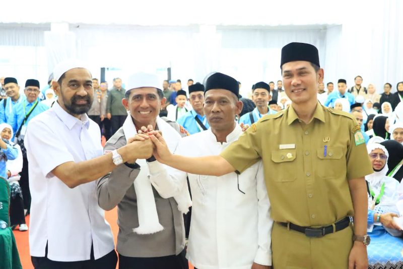 Gubernur Aceh, Kapolda Aceh, Ketua DPRA, Sekda Aceh saat pelepasan jamaah calon haji 