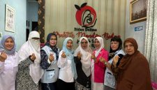 Guna terwujudnya  keluarga berencanaa berkualitas, Ketua PP IBI Pusat bersama Kepala Perwakilan BKKBN Aceh turun langsung melayani pemasangan implan dan IUD di TPMB Ria, Kota Banda Aceh, Minggu (4/5/2026).