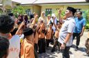 Bupati Aceh Besar, H Muharram Idris tampak penuh keakrab dengan murid saat berkunjung di SDN Limpok, Darussalam, Aceh Besar, Jumat (08/05/2026). 