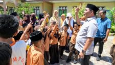 Bupati Aceh Besar, H Muharram Idris tampak penuh keakrab dengan murid saat berkunjung di SDN Limpok, Darussalam, Aceh Besar, Jumat (08/05/2026). 