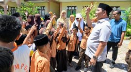 Bupati Aceh Besar, H Muharram Idris tampak penuh keakrab dengan murid saat berkunjung di SDN Limpok, Darussalam, Aceh Besar, Jumat (08/05/2026). 